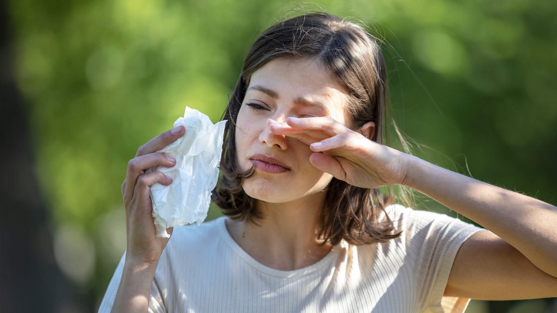 Spring Sniffles: Allergies or a Cold?